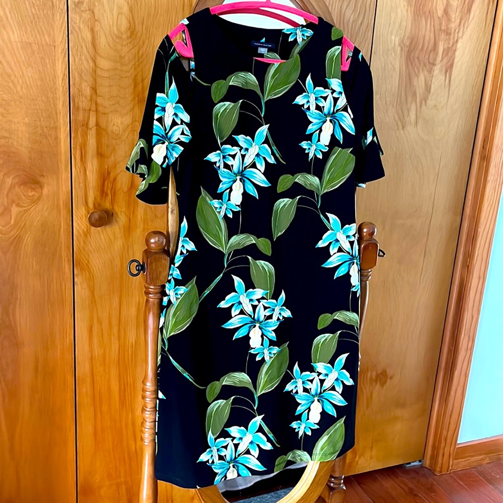 Size 10 Gorgeous Tommy Hilfiger cold shoulder dress.